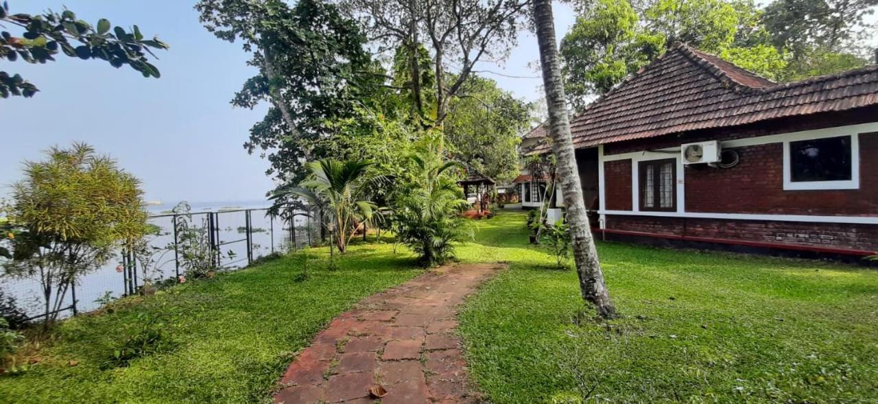 Lovedale Lakeside Alappuzha