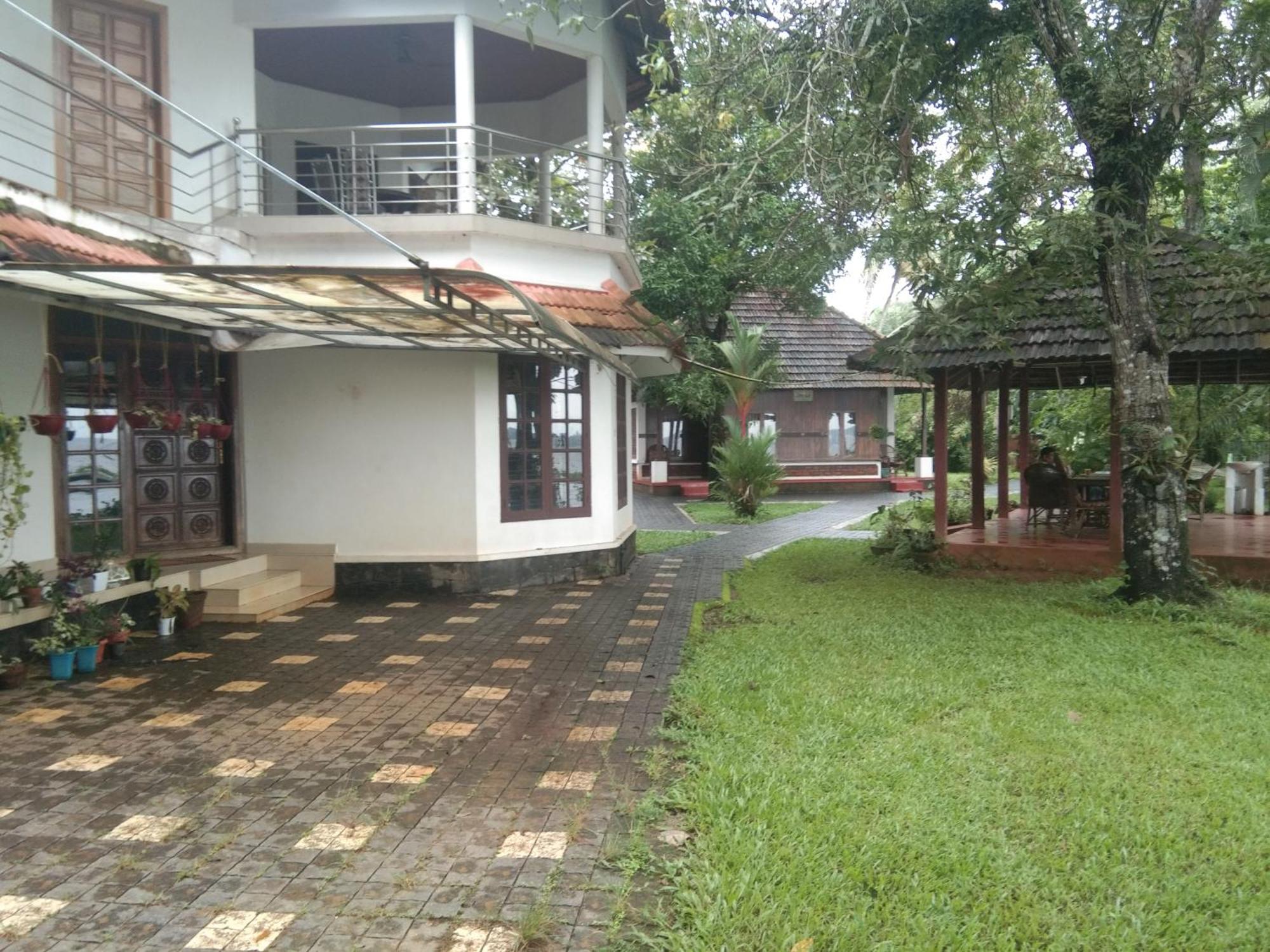 Lovedale Lakeside Homestay Alappuzha